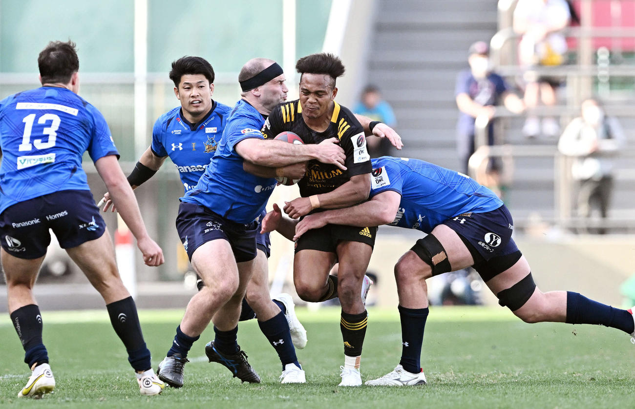 東京SG対埼玉　後半、攻め込むもタックルで攻撃を止められる東京SG・FB松島（右から2人目）（撮影・滝沢徹郎）