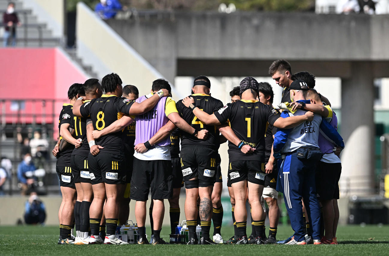 東京SG対埼玉　試合前に東日本大震災の犠牲者をしのび黙とうする東京SGの選手たち（撮影・滝沢徹郎）