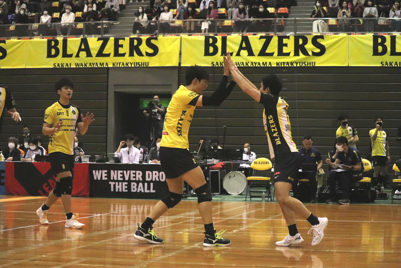 得点を決めて喜ぶ樋口裕希（左から2人目）（撮影・竹本穂乃加）＝2023年3月11日、大阪・金岡公園体育館