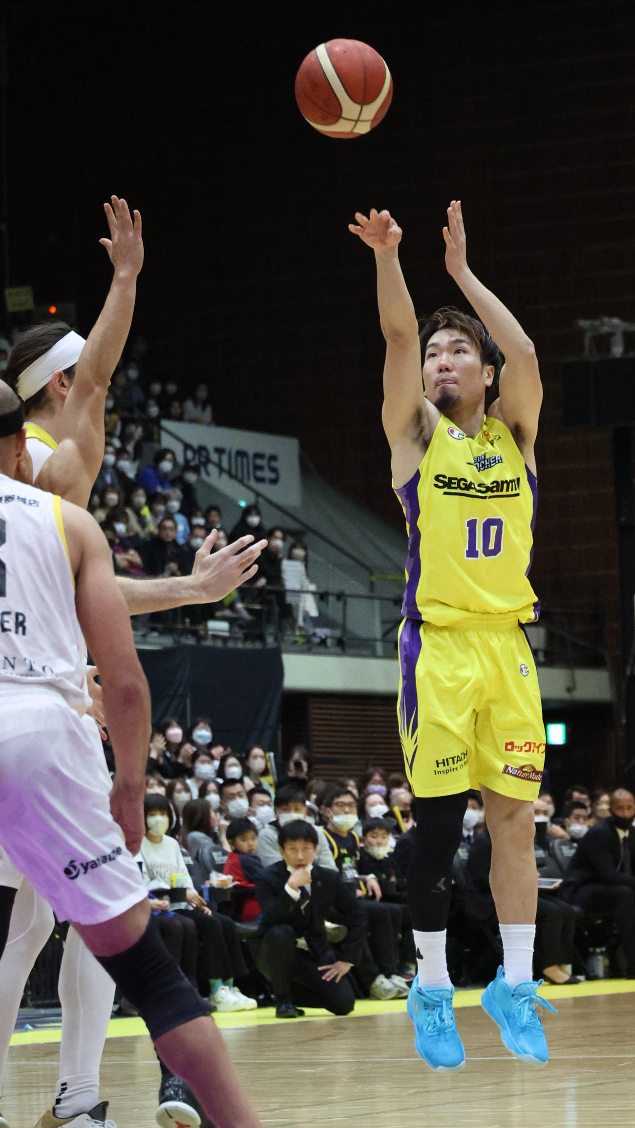 SR渋谷対群馬　第3Q、シュートを決めるSR渋谷小島（撮影・中島郁夫）