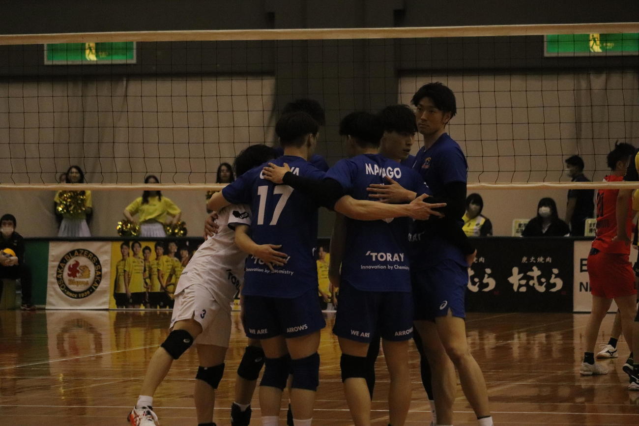 コート中央に集まる東レの選手（撮影・竹本穂乃加）＝2023年3月11日、大阪・金岡公園体育館