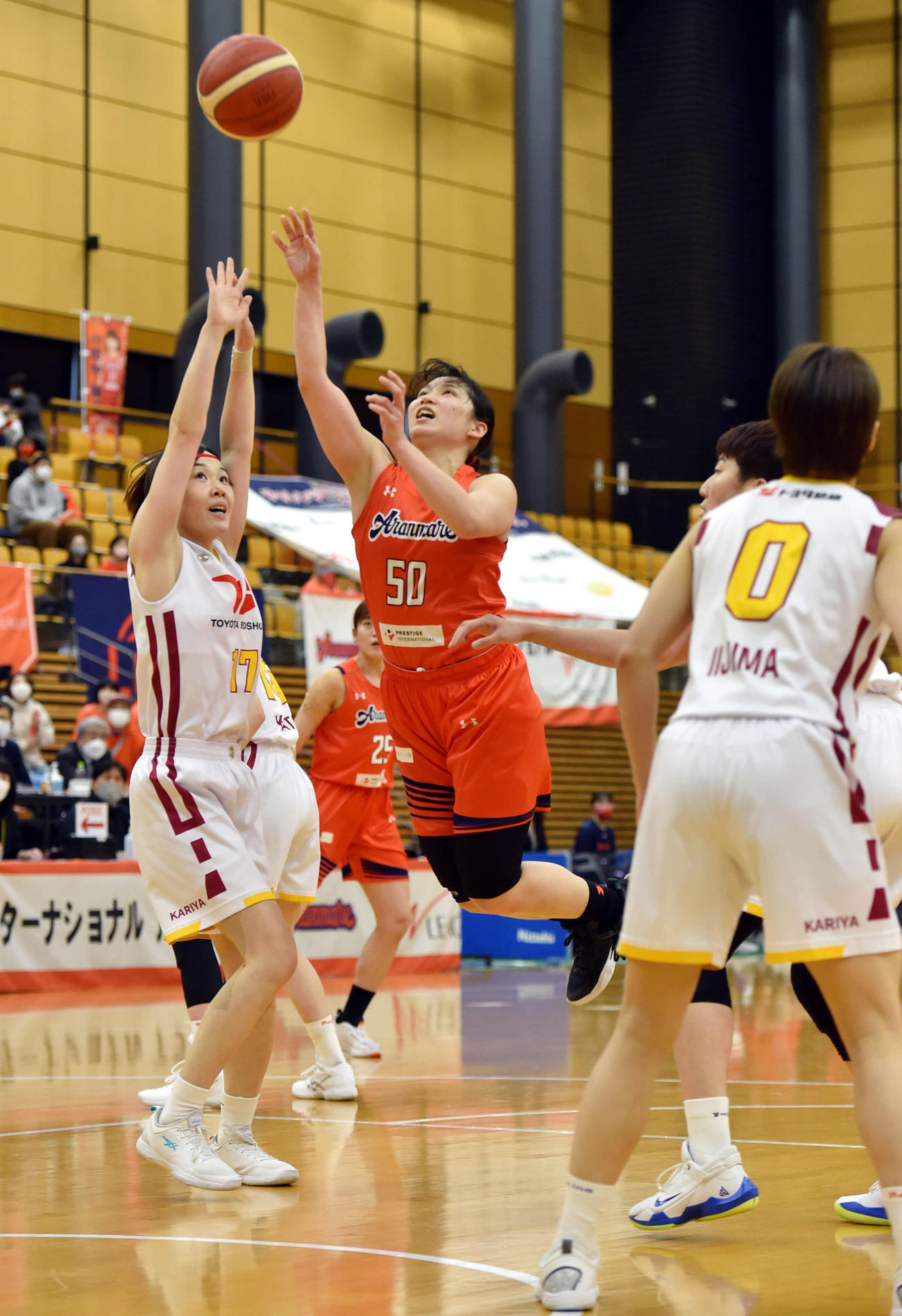 第1Q、体制を崩しながらシュートする佐藤千