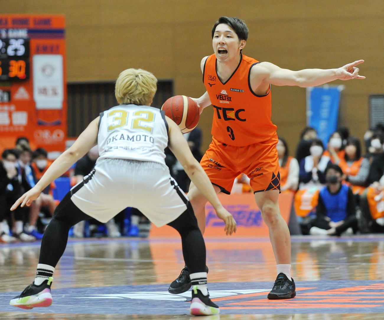 指示を出すベルテックス静岡PG岡田　