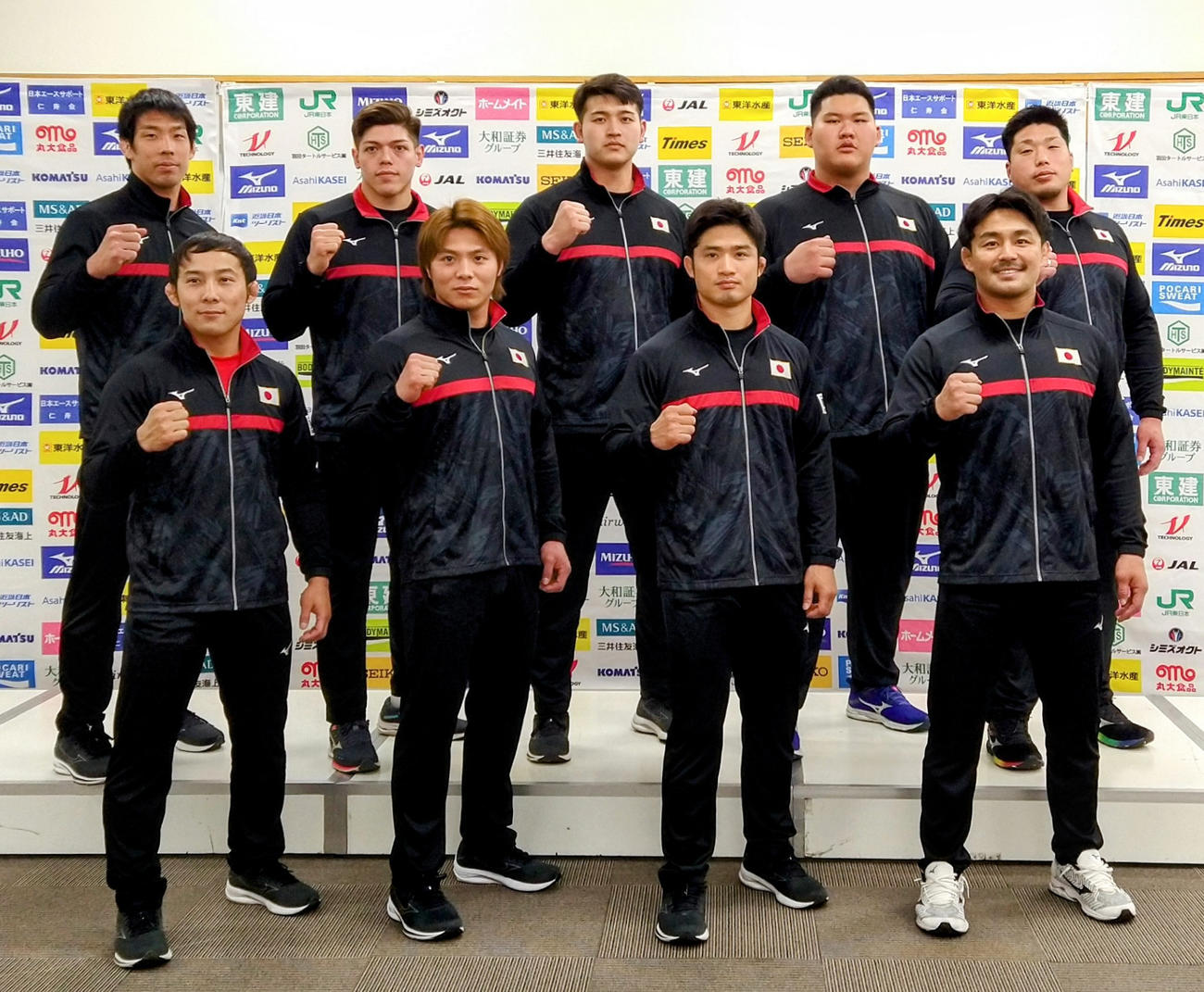 柔道世界選手権の男子日本代表。前列左から高藤直寿、阿部一二三、丸山城志郎、橋本壮市。後列左から永瀬貴規、村尾三四郎、飯田健太郎、斉藤立、影浦心（撮影・木下淳）