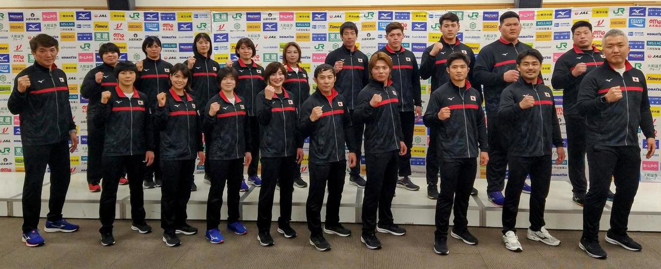 味の素NTCで会見した柔道世界選手権の日本代表（撮影・木下淳）