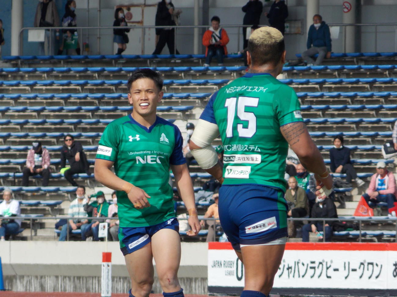 東葛－BL東京　前半、東葛のSO吉村紘（左）はFBレメキ・ロマノラバと会話する（撮影・松本航）