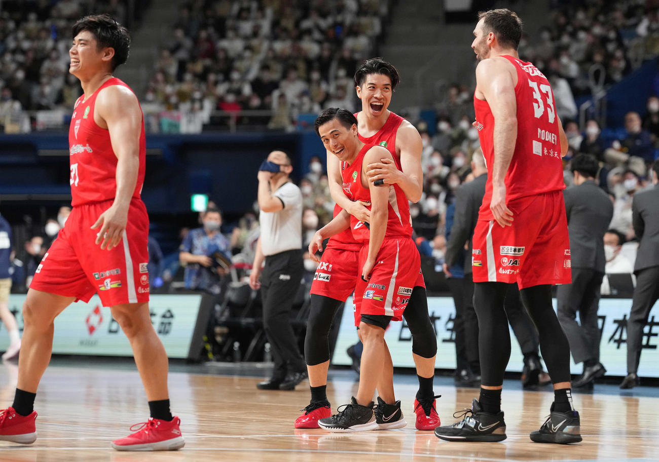 千葉J対琉球　優勝を決め、喜ぶ千葉J富樫（中央手前）ら（撮影・鈴木みどり）