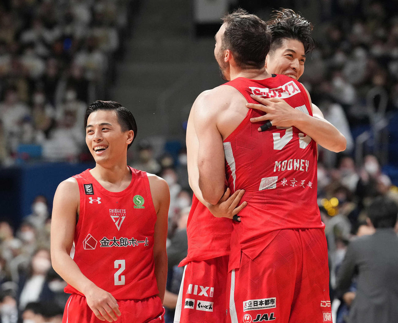 千葉J対琉球　優勝を決め、喜ぶ千葉J富樫（左）ら（撮影・鈴木みどり）