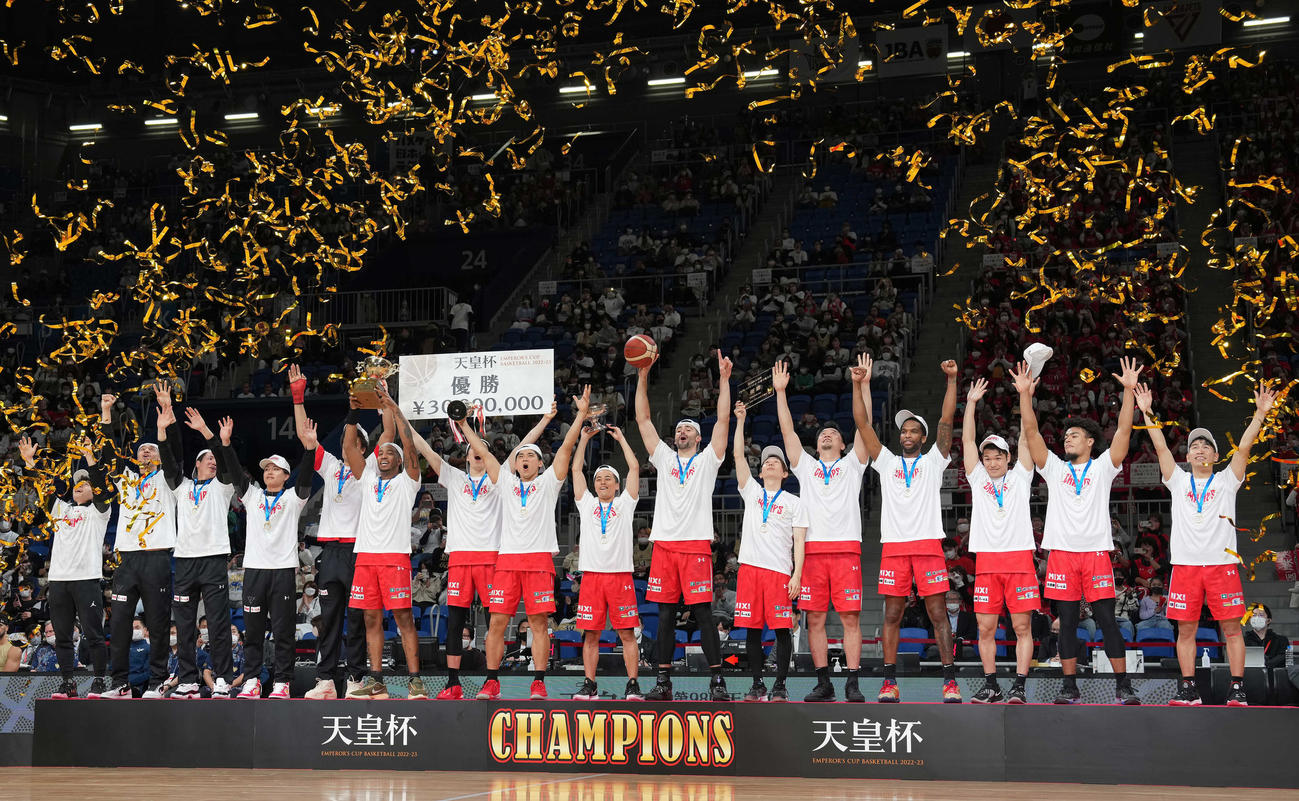 千葉J対琉球　優勝し、表彰台で喜ぶ富樫（中央）ら千葉Jファイブ（撮影・鈴木みどり）