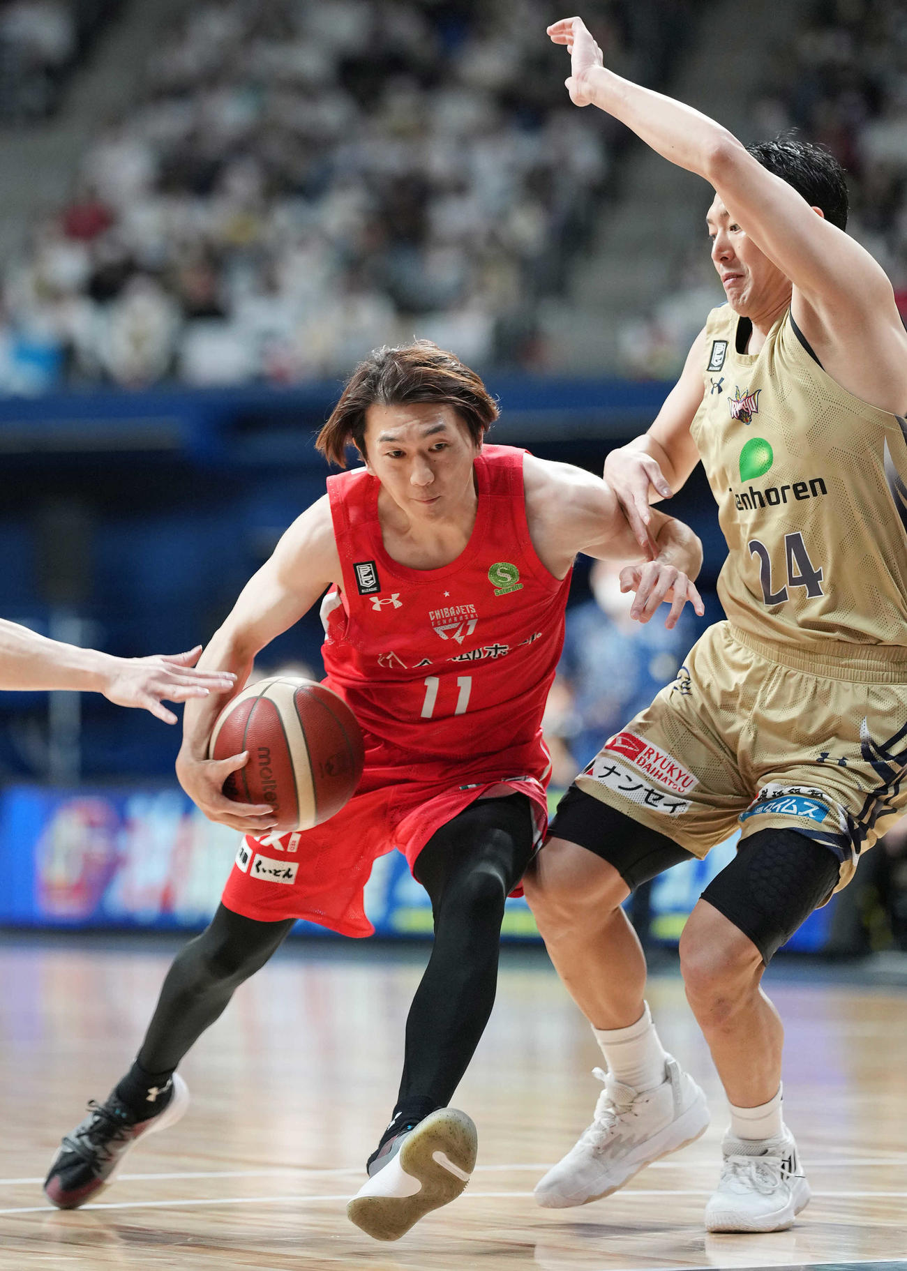 千葉J対琉球　第1Q、果敢に攻め込む千葉J西村（左）（撮影・鈴木みどり）