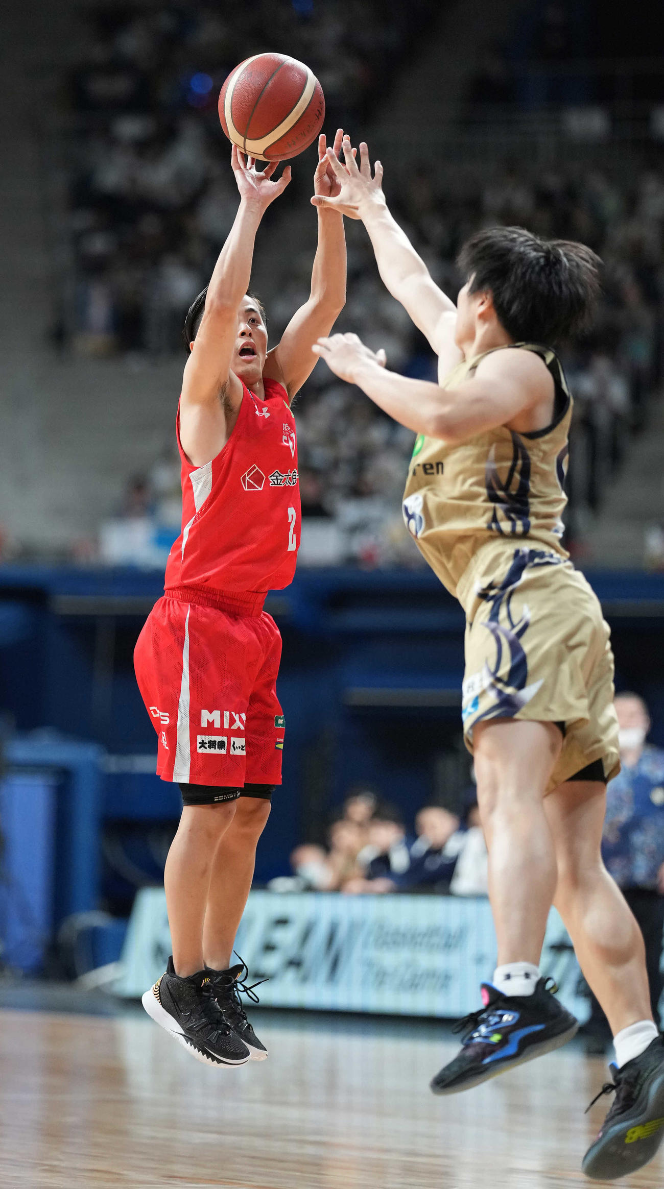 千葉J対琉球　第2Q、3点シュートを決める千葉J富樫（左）（撮影・鈴木みどり）