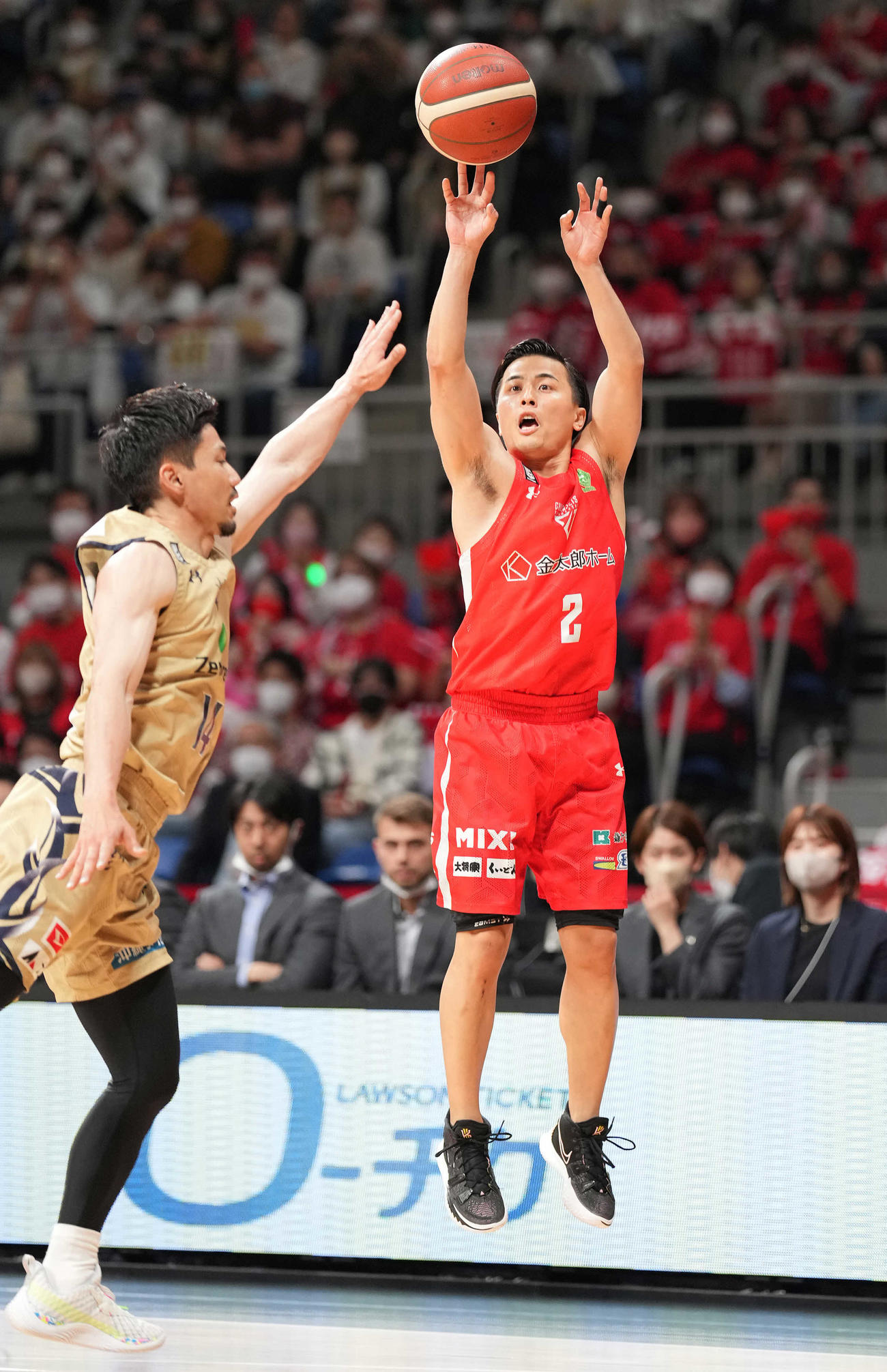 千葉J対琉球　第2Q、3点シュートを決める千葉J富樫（撮影・鈴木みどり）