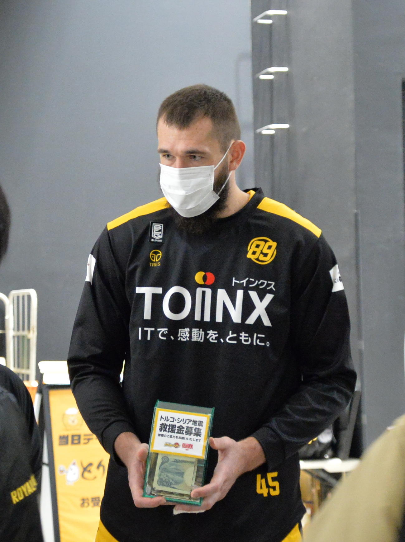 8日A東京戦の試合後、トルコ・シリア地震の募金を呼びかけるブース