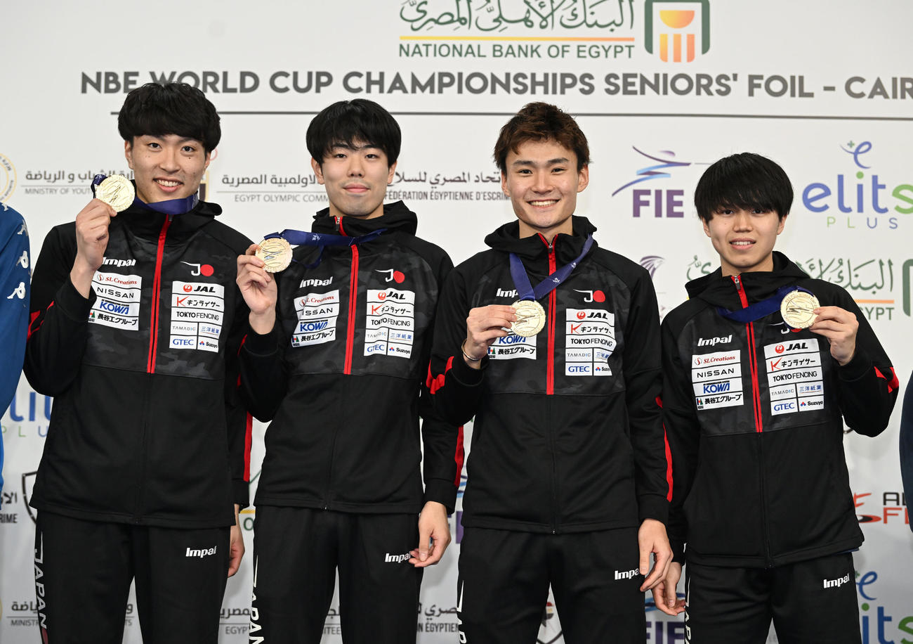 W杯カイロ大会で団体戦の金メダルを12年ぶりに獲得した日本男子。右から飯村一輝、松山恭助、敷根崇裕、鈴村健太