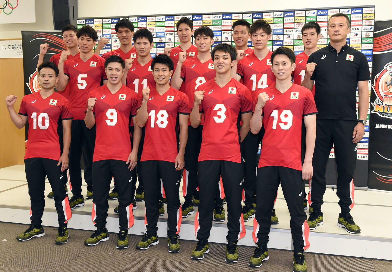 2018年8月、ポーズを決めるバレーボール男子日本代表。前列左から、古賀太一郎、井手智、関田晶大、藤井直伸、浅野博亮。後列左から、高橋健太郎、福沢達哉、伏見大和、西田有志、山内晶大、柳田将洋、大竹壱青、石川祐希、李博、中垣内祐一監督