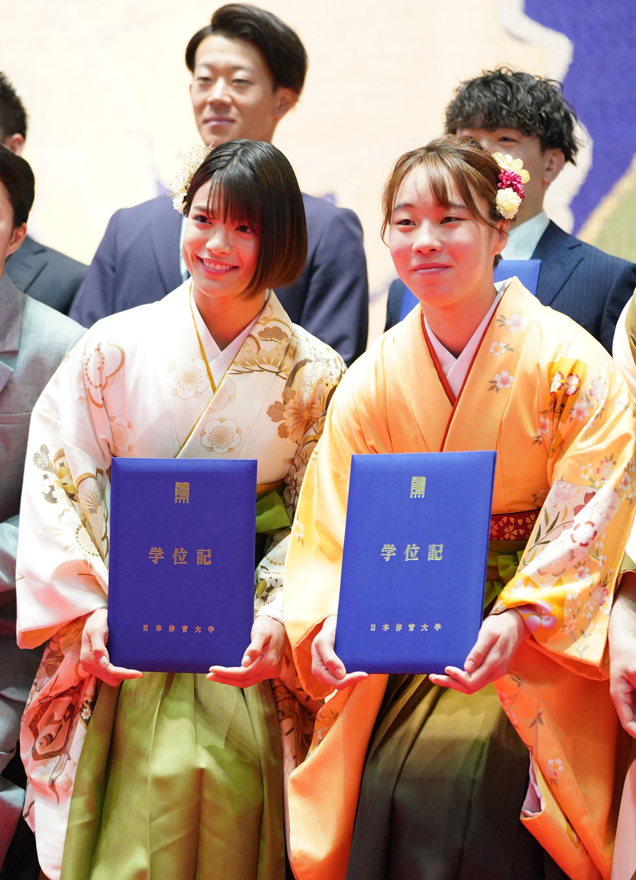 日体大卒業式で笑顔を見せる阿部（左）と入江（撮影・横山健太）