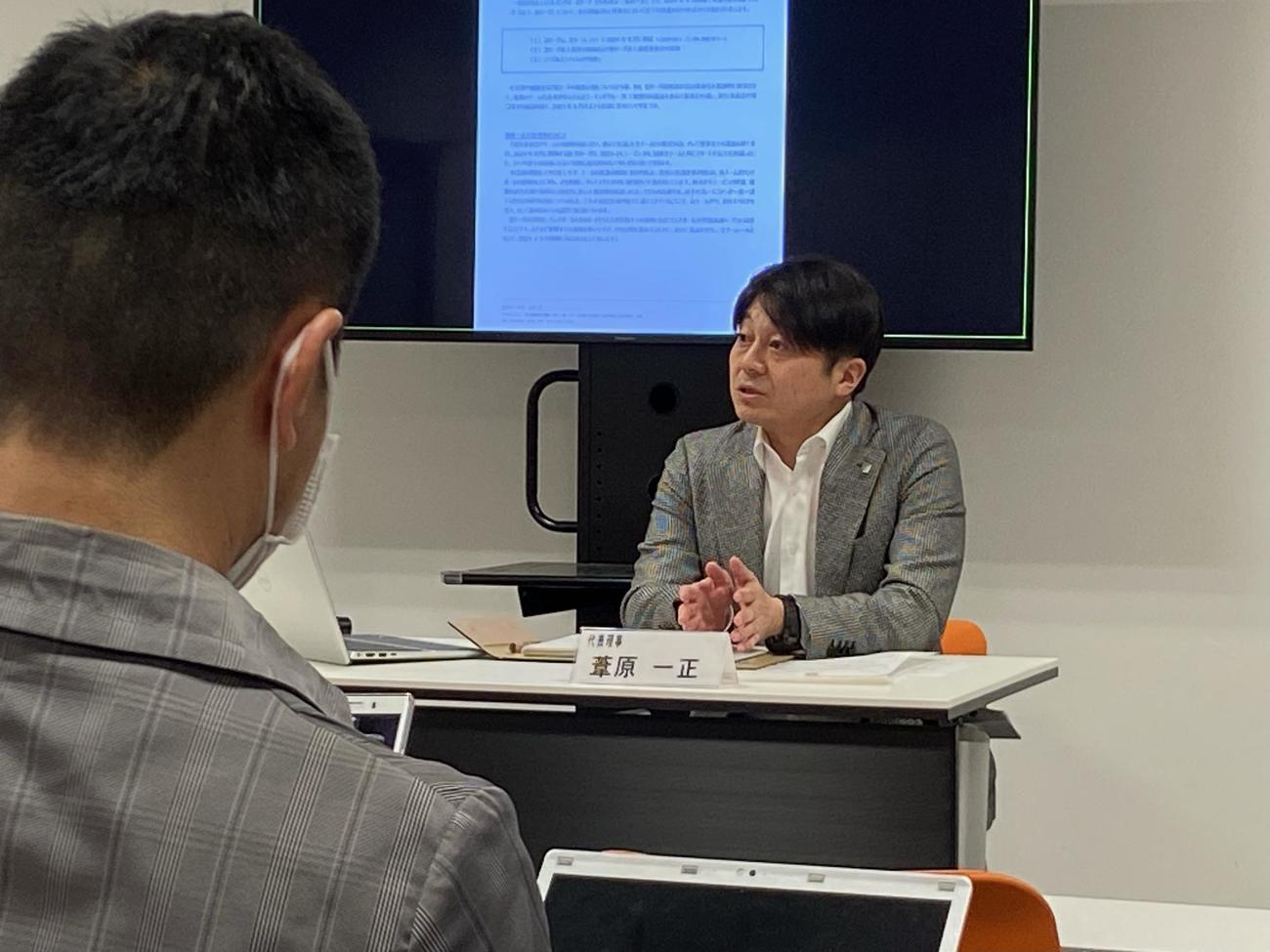 理事会後の記者会見で説明する日本ハンドボールリーグの葦原一正代表理事（撮影・松本航）