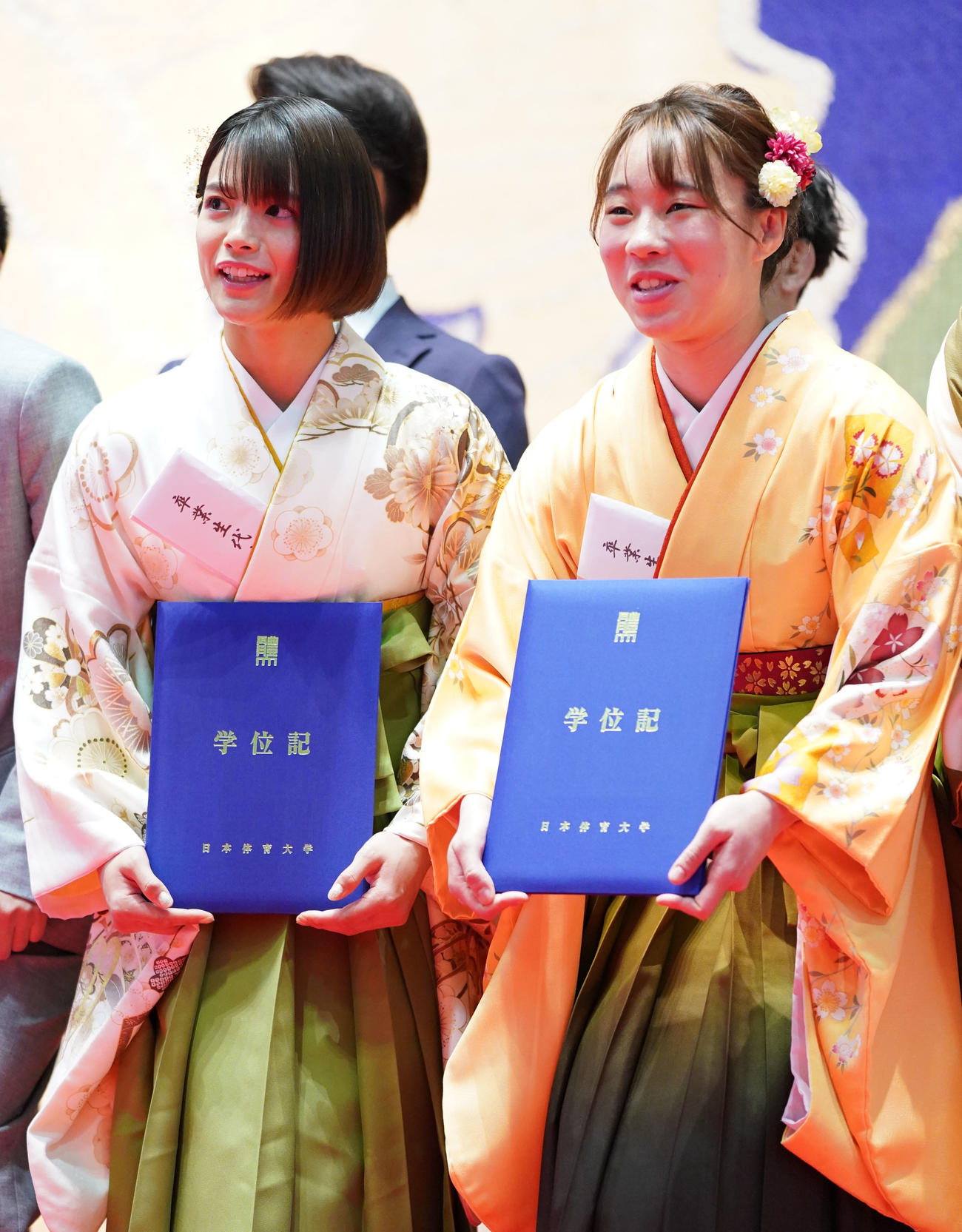 日体大卒業式で笑顔を見せる阿部（左）と入江（撮影・横山健太）