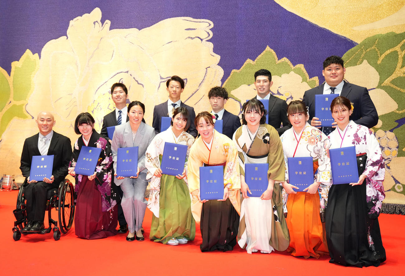 日体大卒業式で笑顔を見せる、前列左から赤石、友野、永田、阿部、入江、宮道、橋田、工藤。後列左から吉越、矢沢、松井、中島、中村（撮影・横山健太）