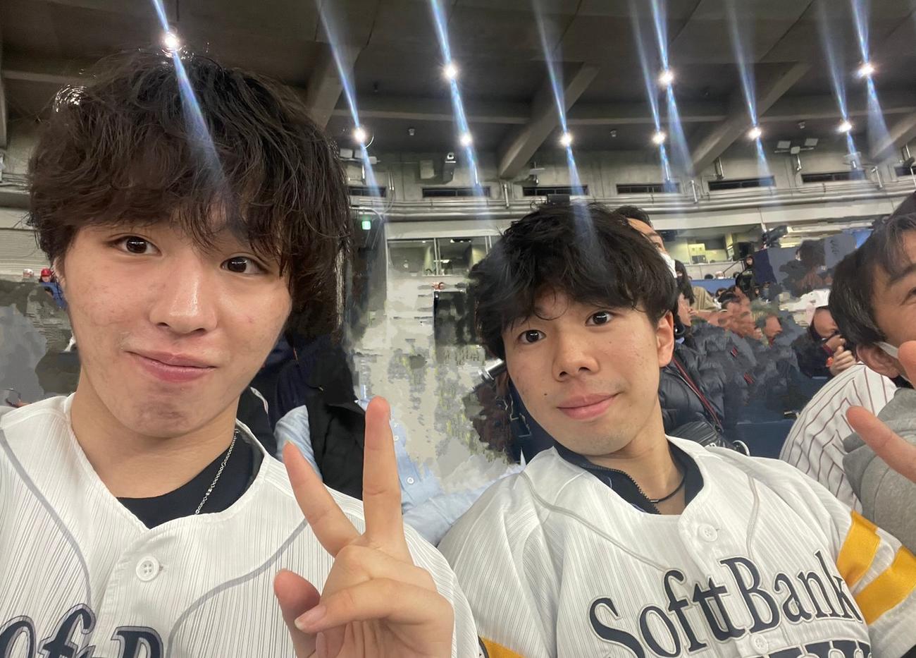 WBC準々決勝の日本－イタリア戦を生観戦した三浦（左）と佐藤
