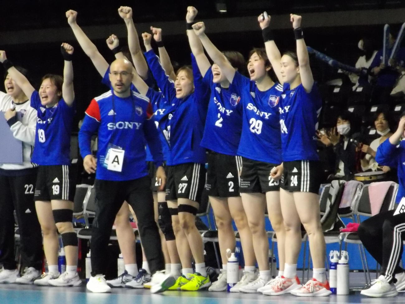 アランマーレ－ソニーセミコンダクタ　前半、ベンチで喜ぶソニーセミコンダクタの選手たち（撮影・松本航）