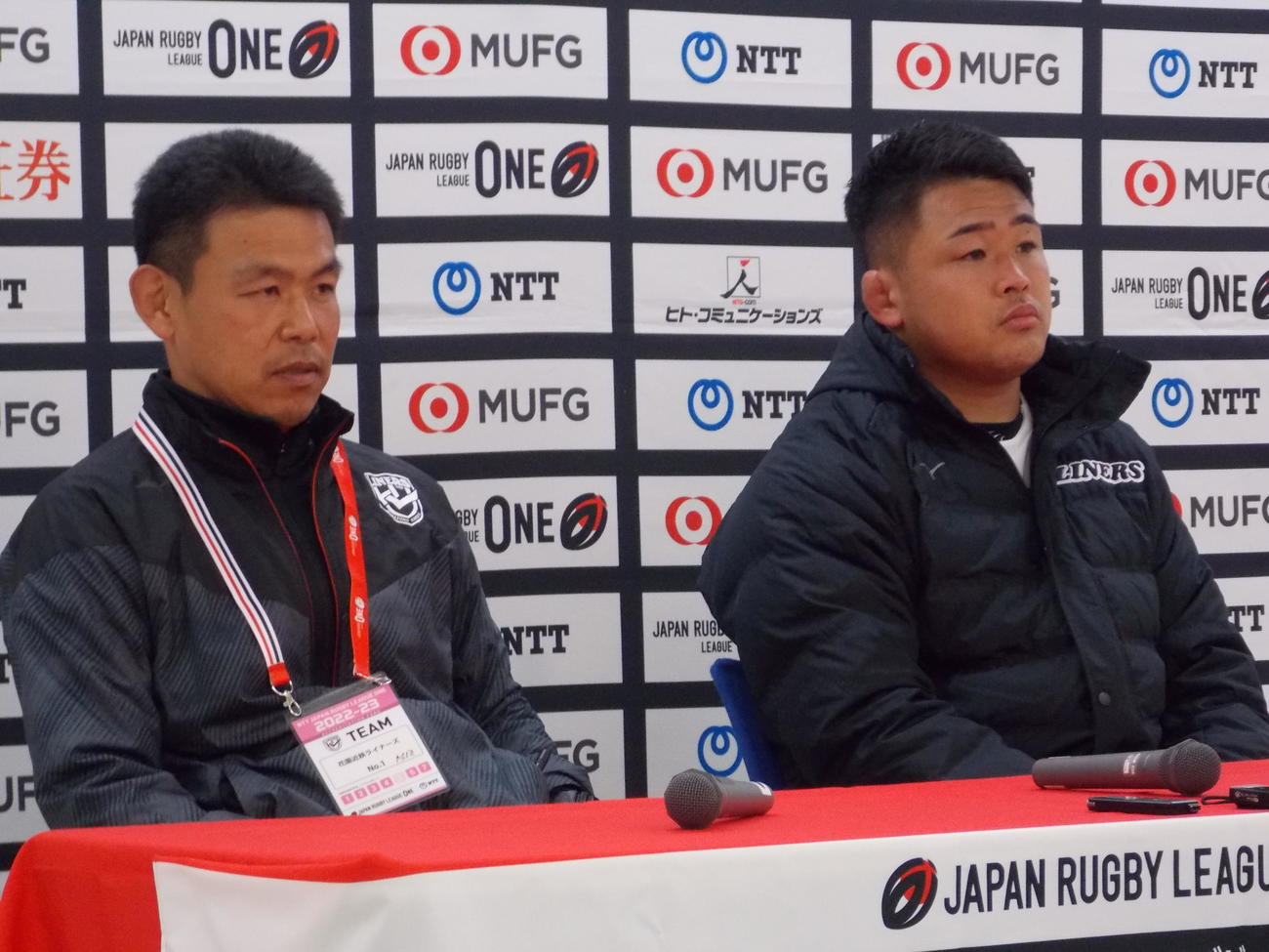 東京SGに敗れ、険しい表情で試合を振り返る花園の水間良武ヘッドコーチ（左）と野中翔平主将（撮影・松本航）