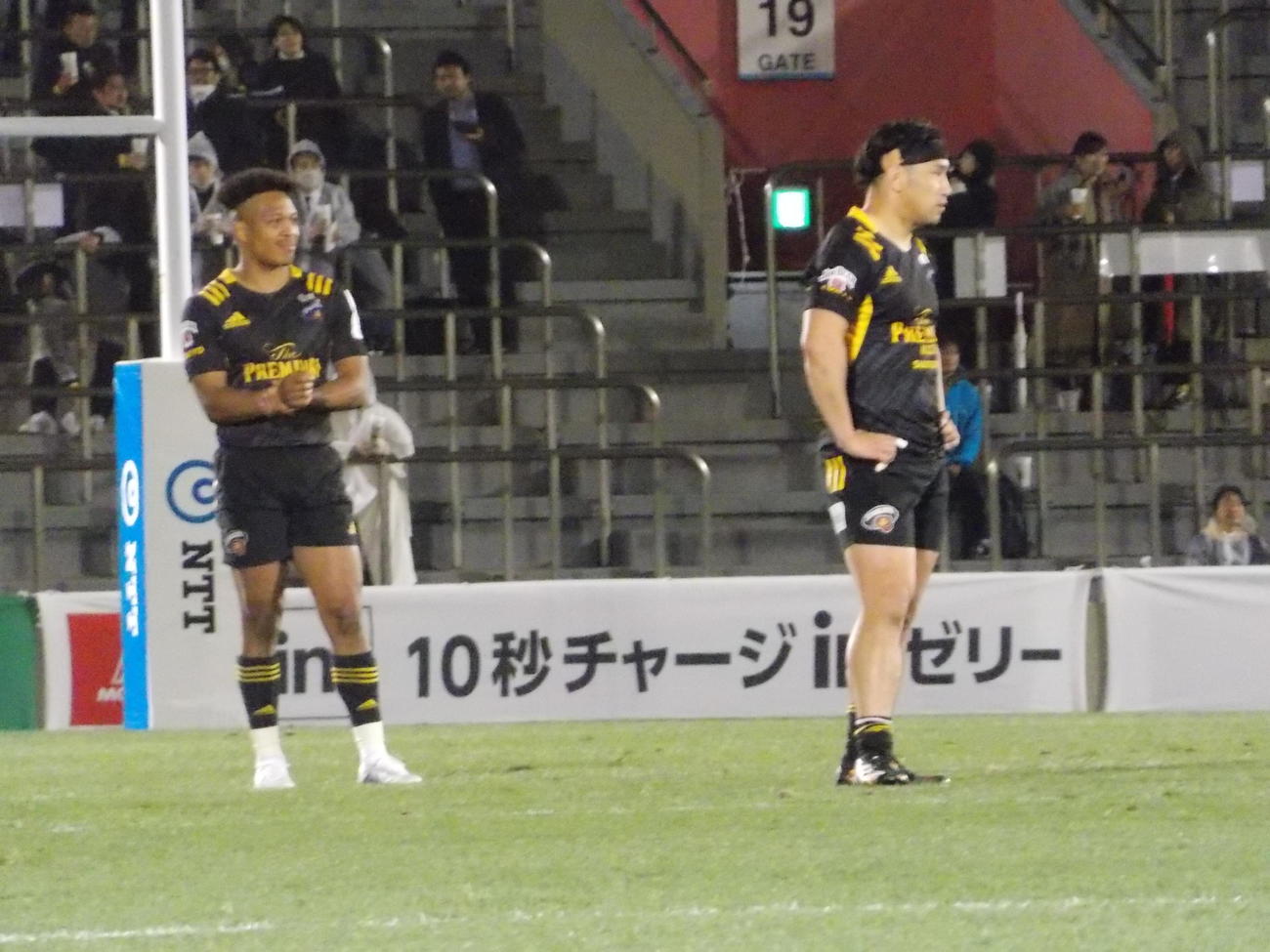 花園戦の前半、チャンスを待つ東京SGのCTB中村亮土（右）とFB松島幸太朗（撮影・松本航）