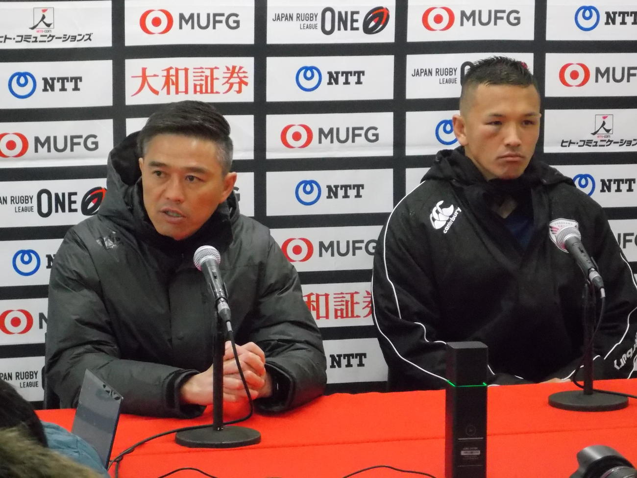 東京ベイに敗れた試合後の記者会見で思いを語る横浜の沢木敬介監督（左）とCTB梶村祐介主将（撮影・松本航）