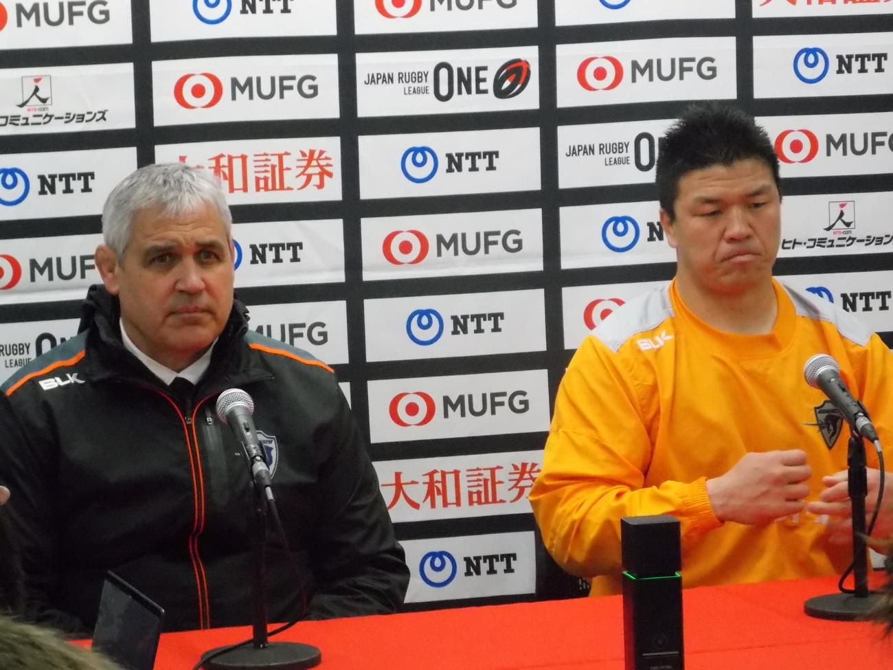 横浜戦勝利後の記者会見で思いを語る東京ベイのフラン・ルディケ・ヘッドコーチ（左）と立川理道主将（撮影・松本航）