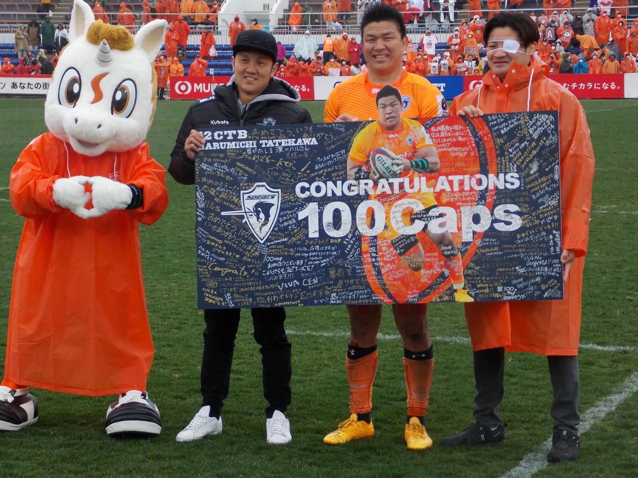 前節に達成した100キャップを本拠で祝われた東京ベイCTB立川理道（右から2人目）と同期入団の田村玲一氏（右）、SH井上大介（右から3人目）（撮影・松本航）