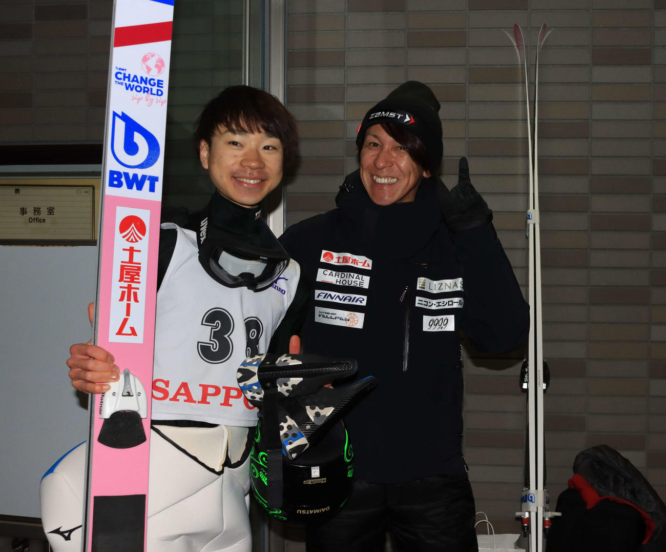 今季国内最終戦の伊藤杯大倉山ナイターで初優勝した竹花（左）を祝福する葛西（撮影・保坂果那）