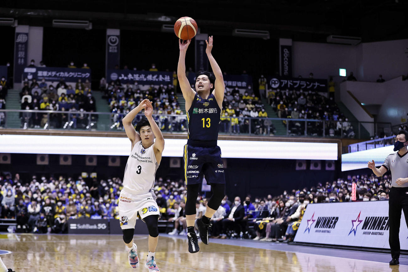宇都宮対島根　第4Qに3点シュートを連続して決めた宇都宮渡邉（コピーライトB.LEAGUE）