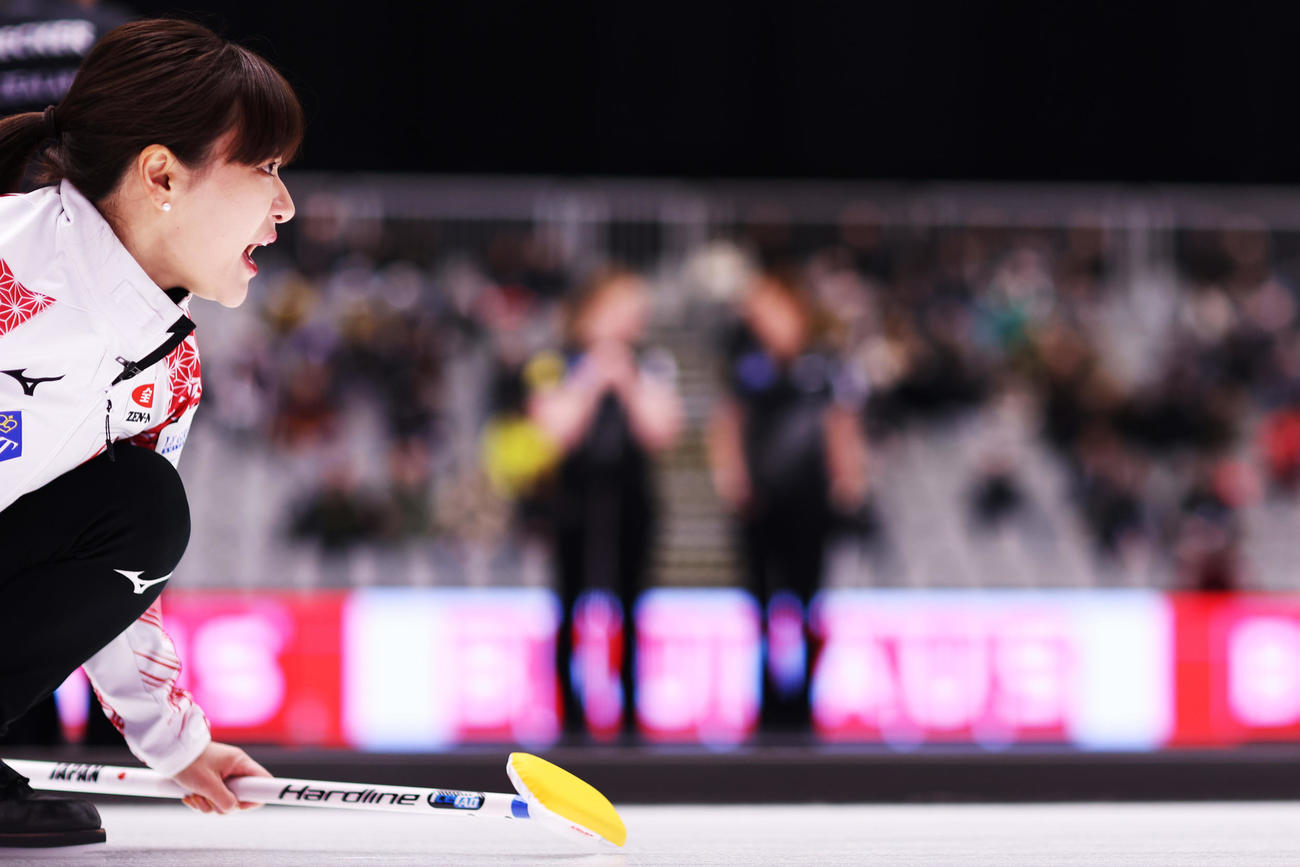 デンマーク戦で声を張るカーリング女子日本代表のロコ・ソラーレ吉田知那美（C）WCF／Stephen Fisher