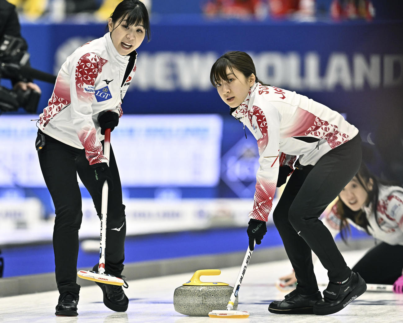 スイス戦に出場したロコ・ソラーレ吉田夕梨花と鈴木（AP）