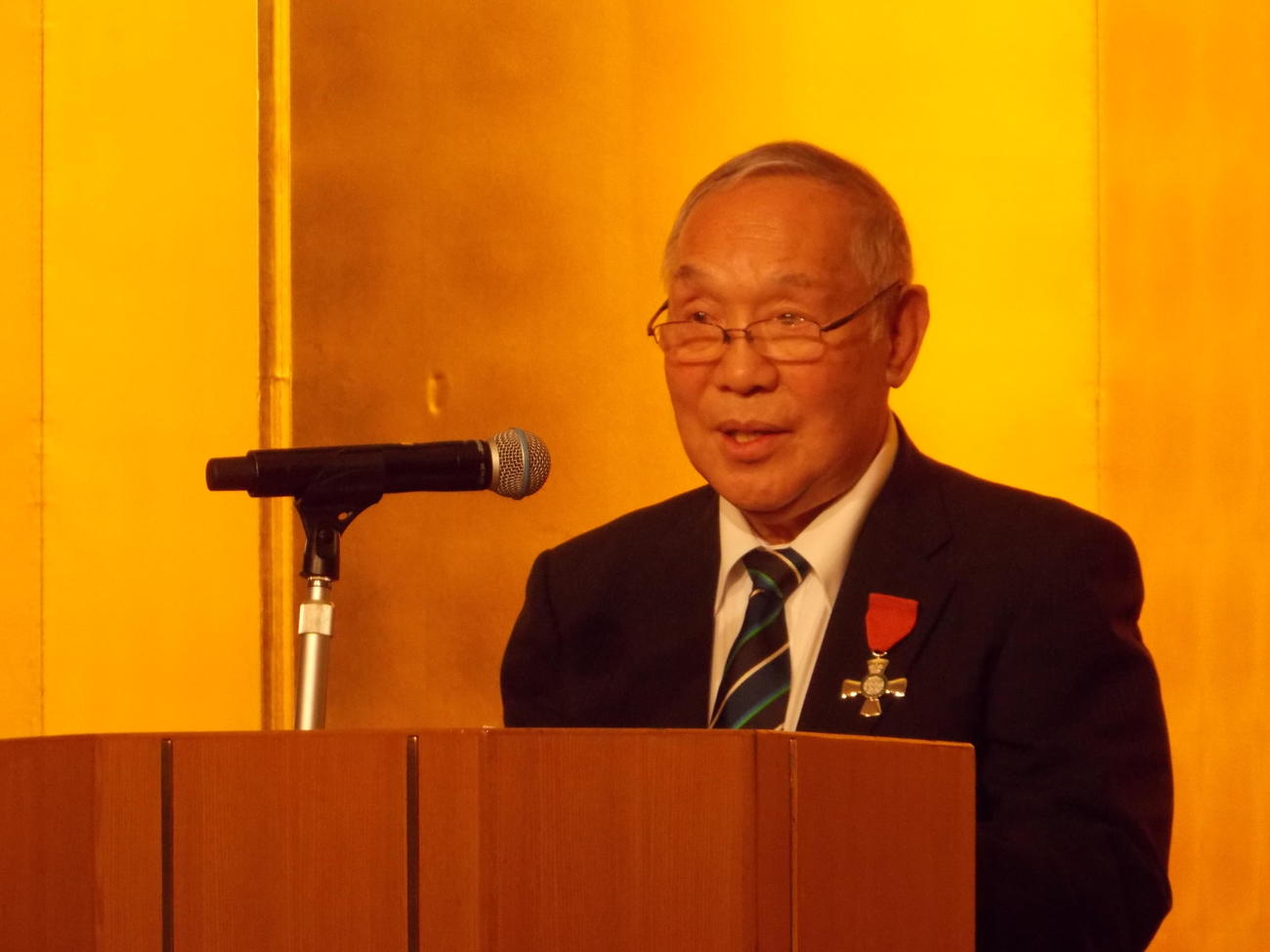 ニュージーランド・メリット勲章受章記念祝賀会で謝辞を述べる坂田好弘氏（撮影・松本航）