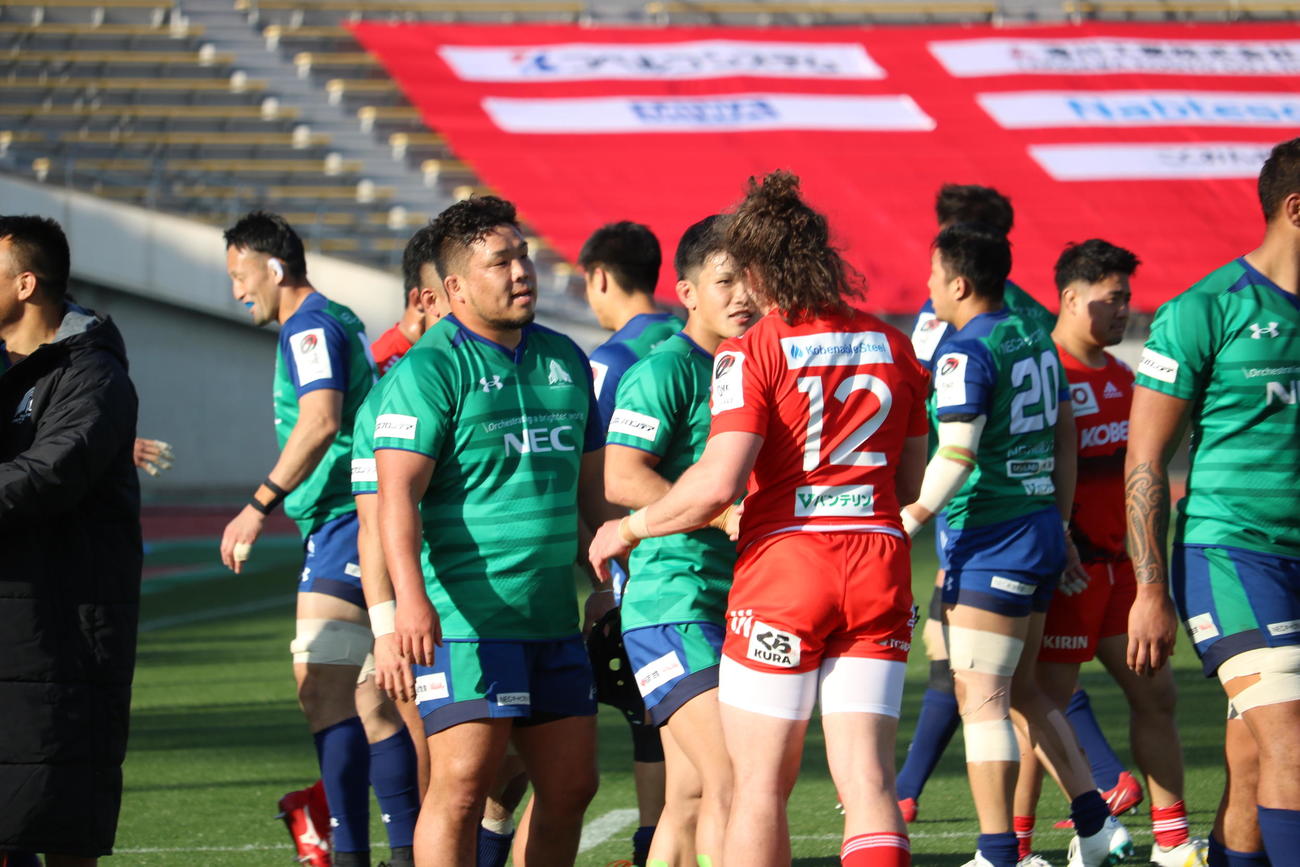 試合後に神戸CTBリトル（12番）と握手する東葛のSO吉村紘（撮影・益子浩一）