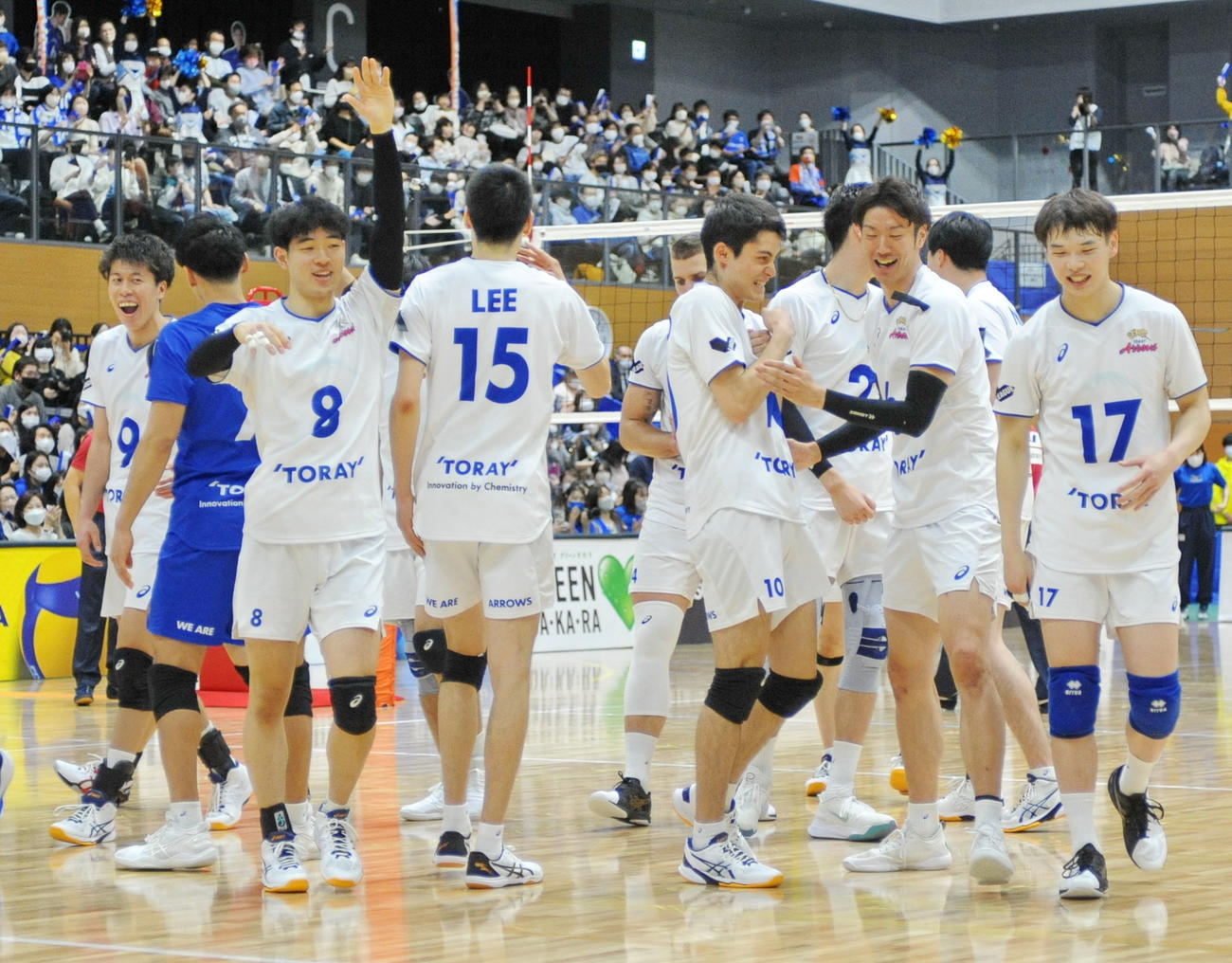 試合が終わり喜ぶ東レの選手たち　　