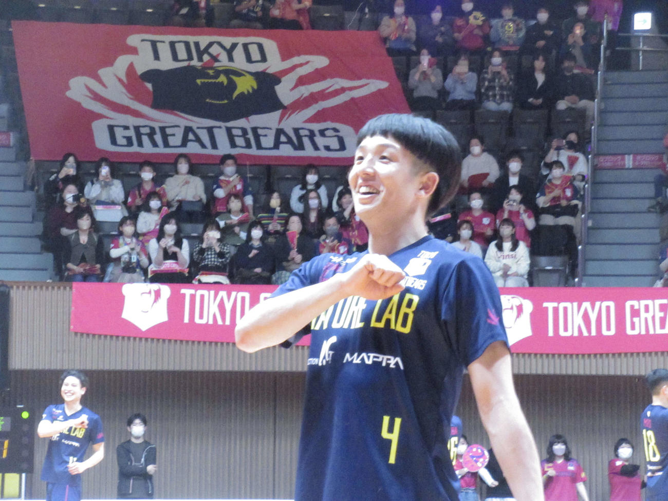 Vリーグ東京GB　ポーズを決める長友（撮影・勝部晃多）