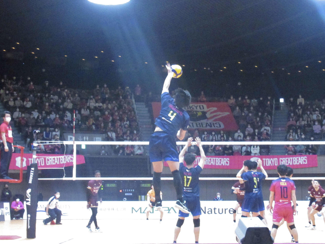 Vリーグ東京GB　サーブを打つ長友（撮影・勝部晃多）