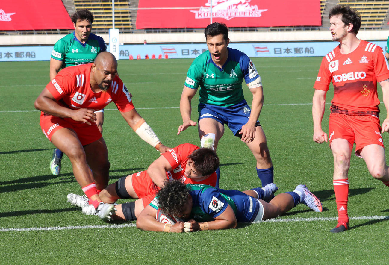 神戸対東葛　後半、神戸は東葛にトライを許す。左は神戸プロップ中島イシレリ