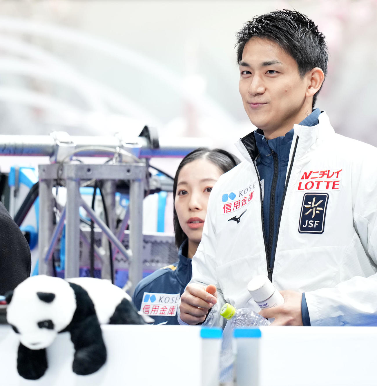 練習へ向かう「りくりゅう」三浦（左）木原組（撮影・横山健太）