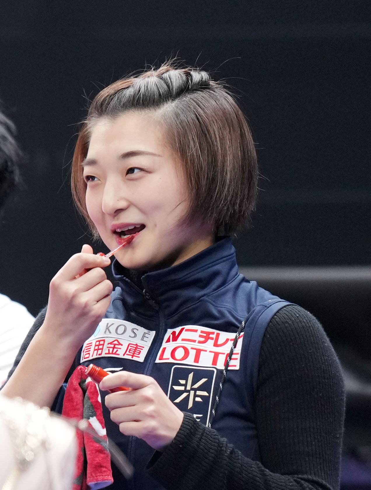 練習前、口紅を塗る坂本（撮影・横山健太）