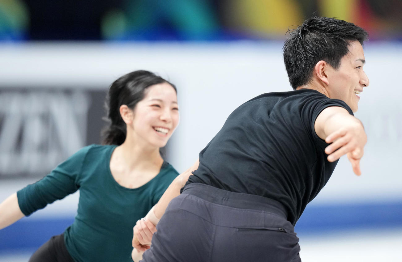 笑顔で練習に臨む「りくりゅう」三浦（左）木原組（撮影・横山健太）