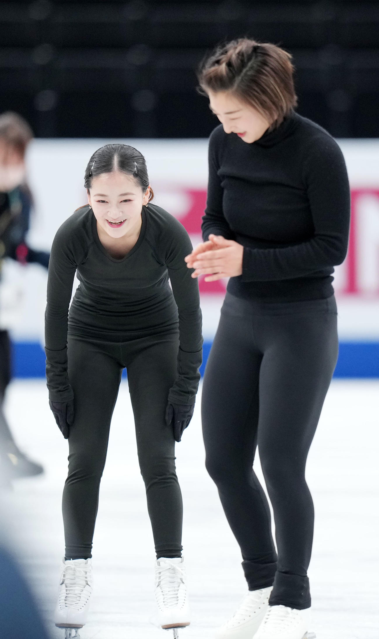 練習で笑顔を見せる渡辺（左）と坂本（撮影・横山健太）