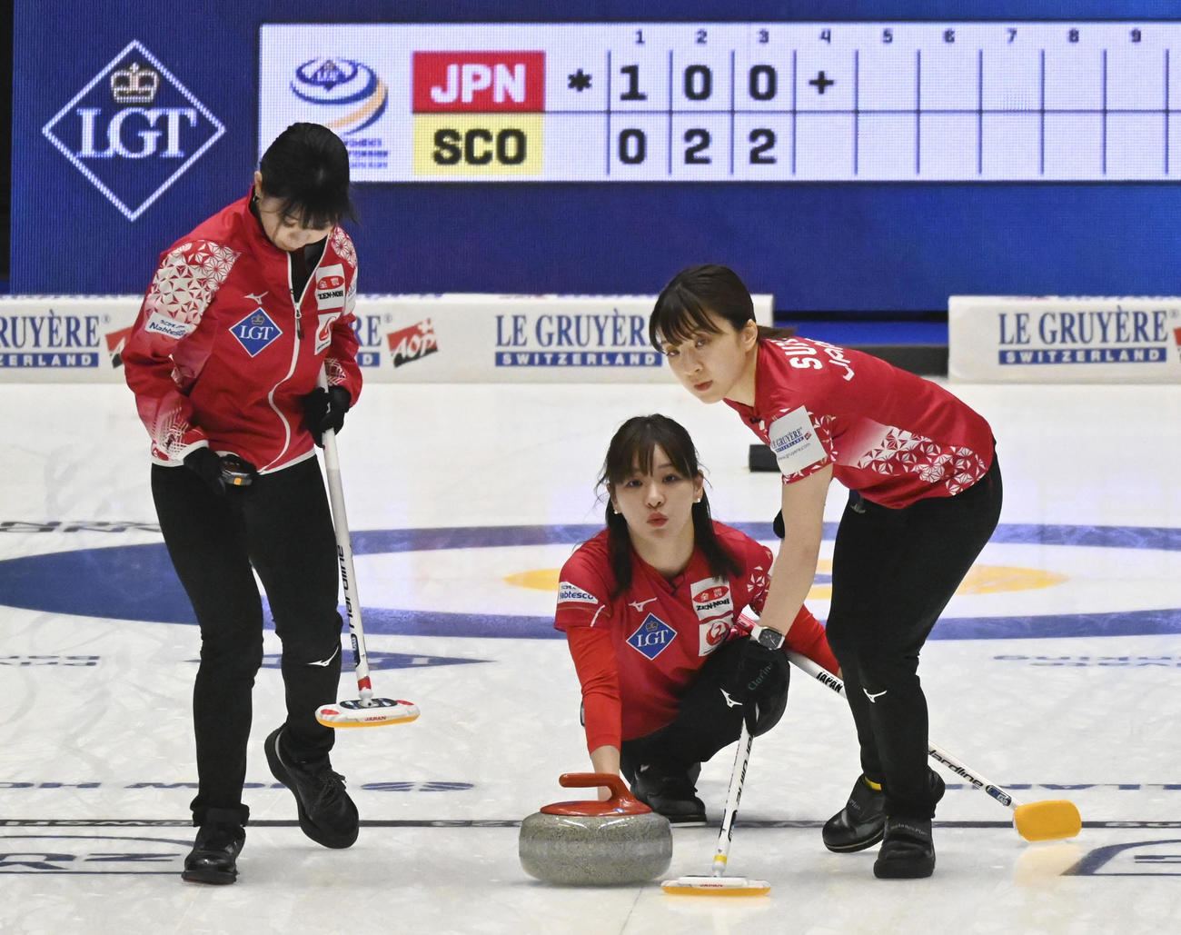 1次リーグのスコットランド戦でショットを放つ吉田知那美（中央）＝サンドビーケン（共同）