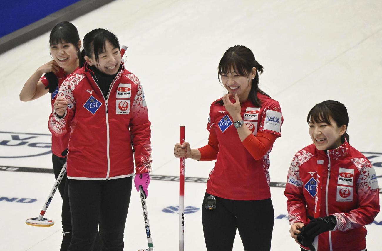 1次リーグのスコットランド戦で今大会初勝利を挙げ、喜ぶ（左から）吉田夕梨花、藤沢五月、吉田知那美、鈴木夕湖＝サンドビーケン（共同）