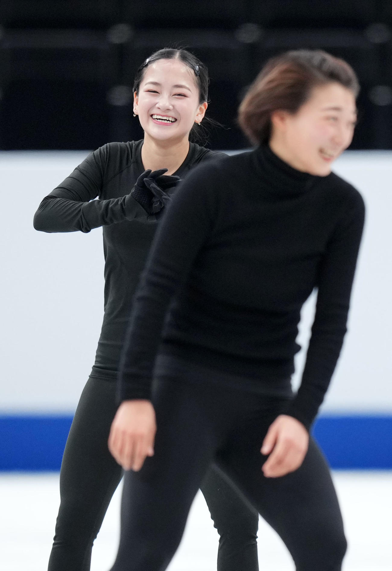 練習で笑顔を見せる渡辺（左）と坂本（撮影・横山健太）