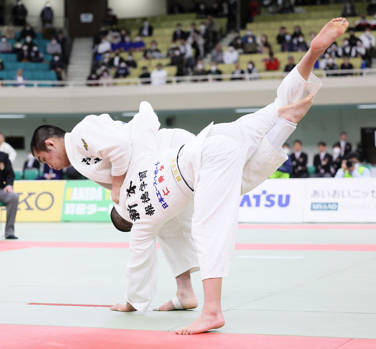 男子73キロ級決勝で新本（右）から技ありを奪う木原（撮影・足立雅史）