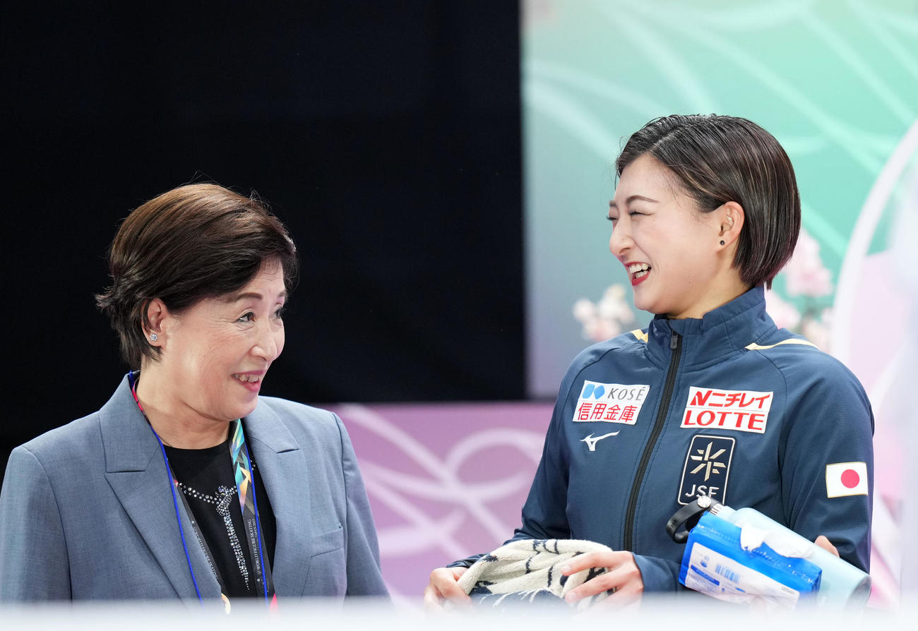 女子SPの演技を終え笑顔を見せる坂本。左は中野コーチ（撮影・横山健太）