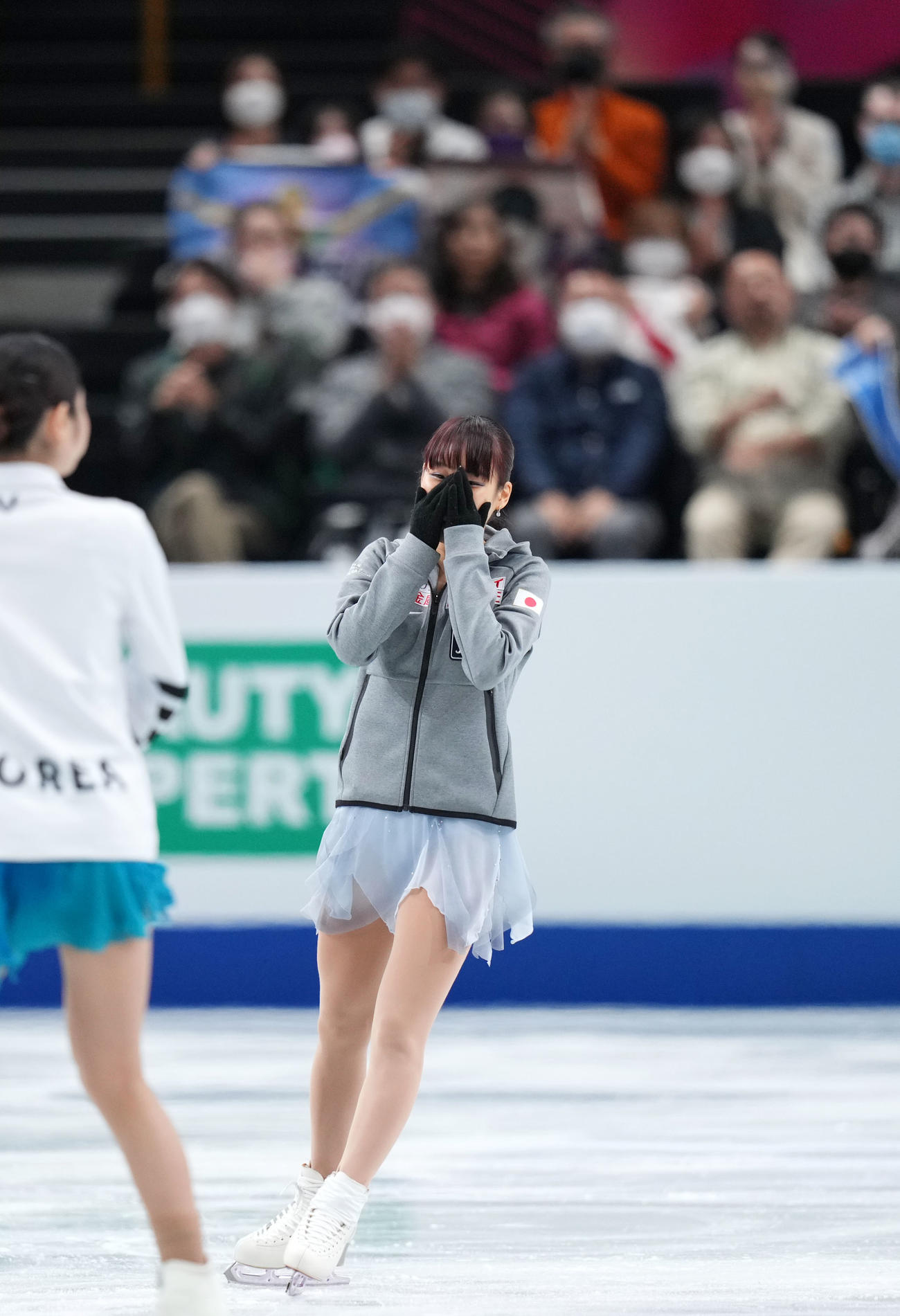 女子SP演技前、スタンドからの声援に目を潤ませる三原（撮影・横山健太）
